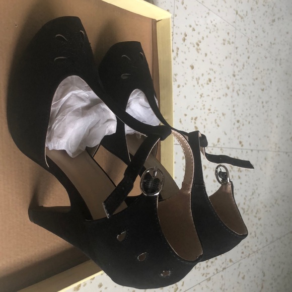 Black Closed Toe Pumps - Picture 5 of 7